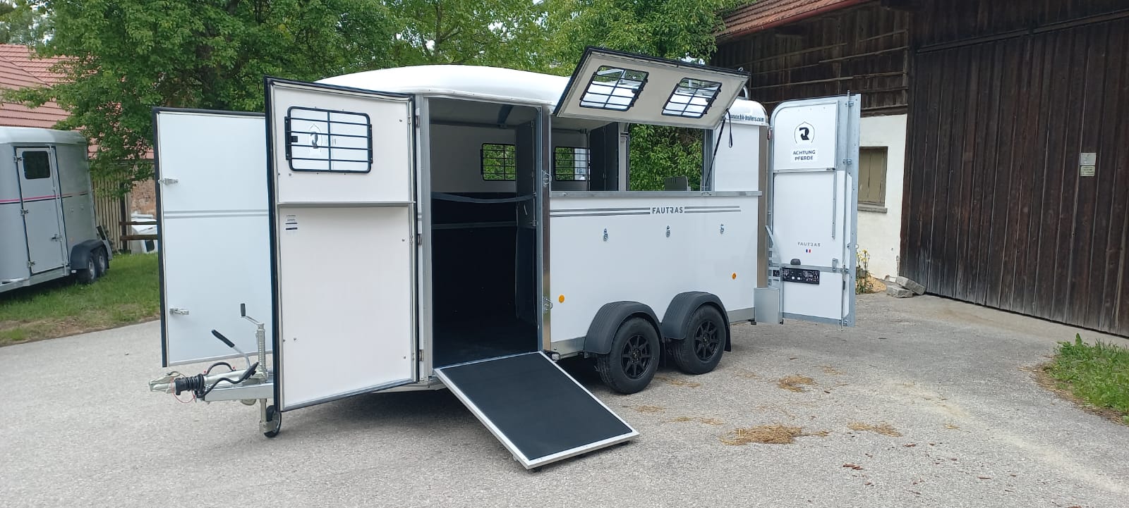 Fautras Oblic+ Pferdeanhänger Miete München Süden Icking Wolfratshausen Bad Tölz mit Frontausstieg und Schrägstellung