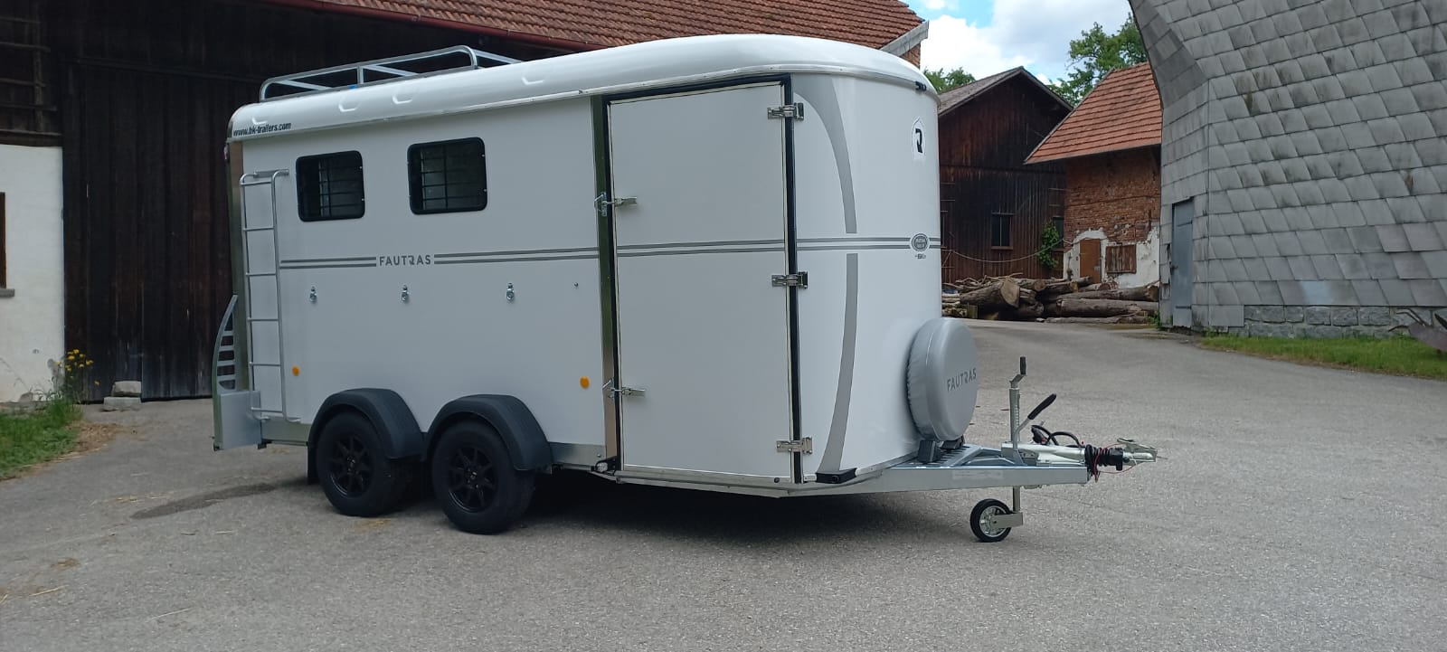 Fautras Oblic+ Pferdeanhänger Miete München Süden Icking Wolfratshausen Bad Tölz mit Frontausstieg und Schrägstellung