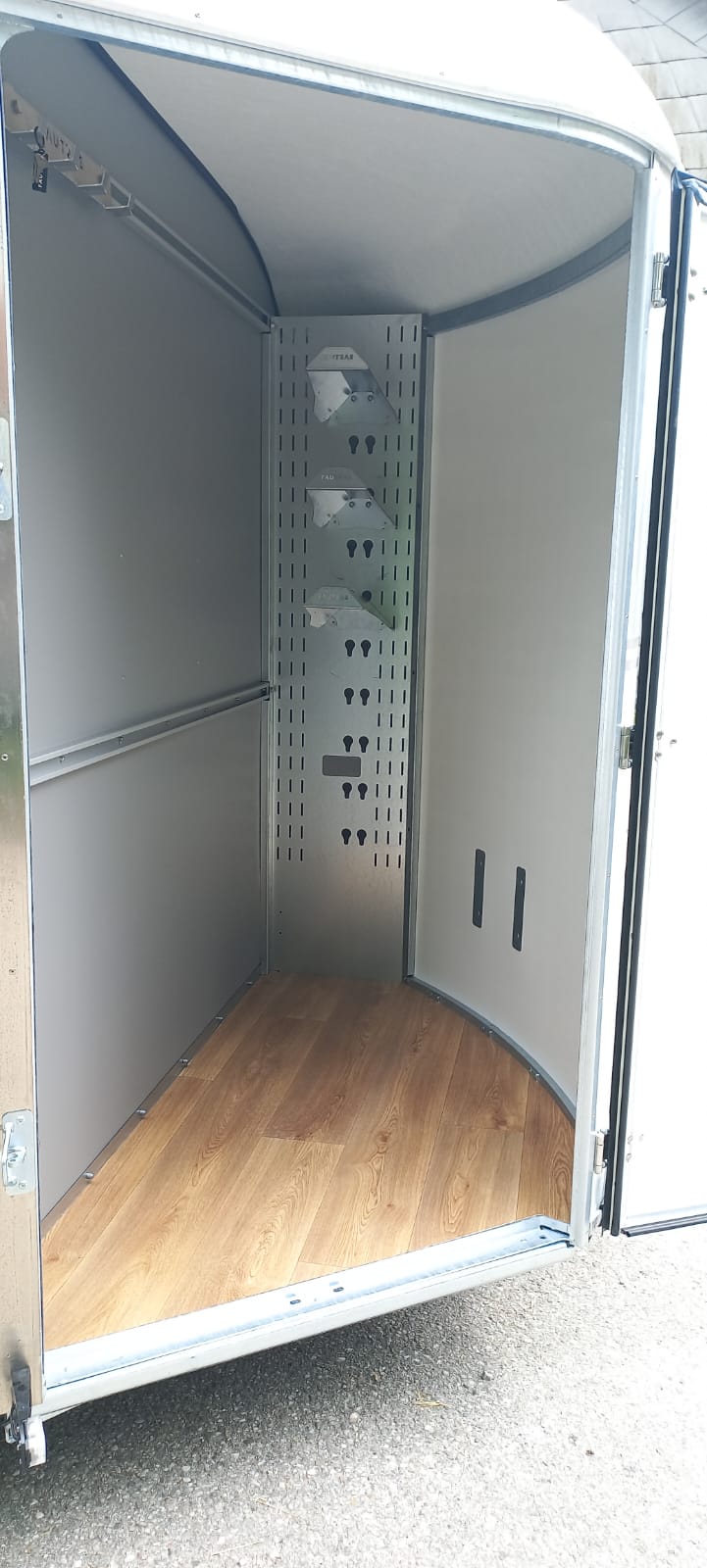 Fautras Oblic+ Pferdeanhänger Miete München Süden Icking Wolfratshausen Bad Tölz mit Frontausstieg und Schrägstellung