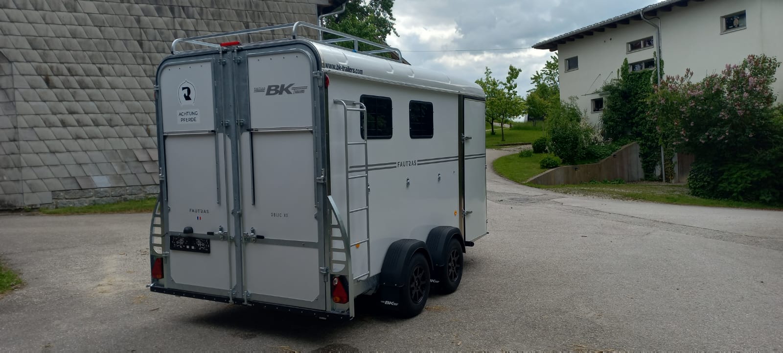 Fautras Oblic+ Pferdeanhänger Miete München Süden Icking Wolfratshausen Bad Tölz mit Frontausstieg und Schrägstellung