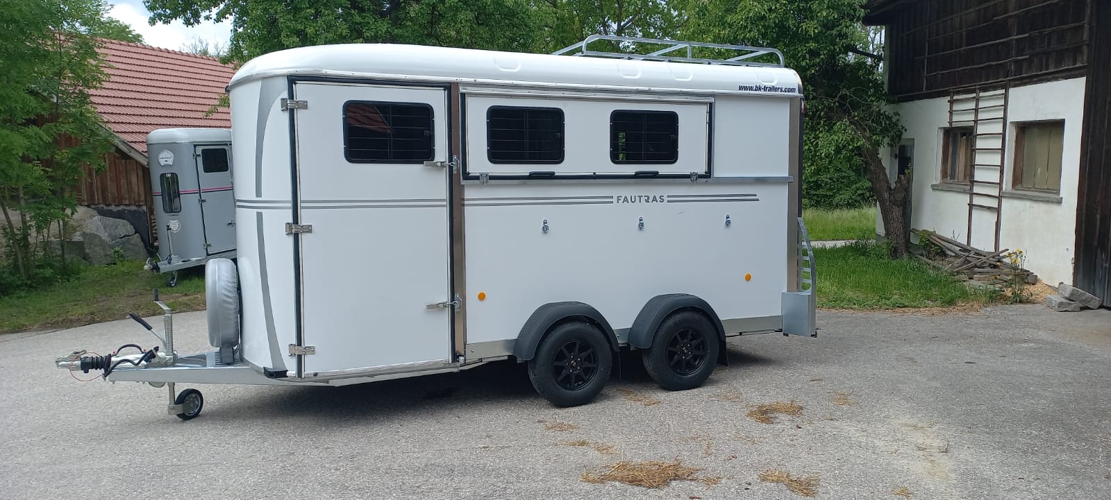 Fautras Oblic+ Pferdeanhänger Miete München Süden Icking Wolfratshausen Bad Tölz mit Frontausstieg und Schrägstellung